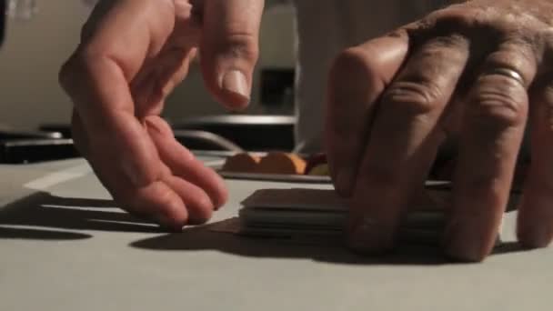 prodejce míchání karet - Záběry, video