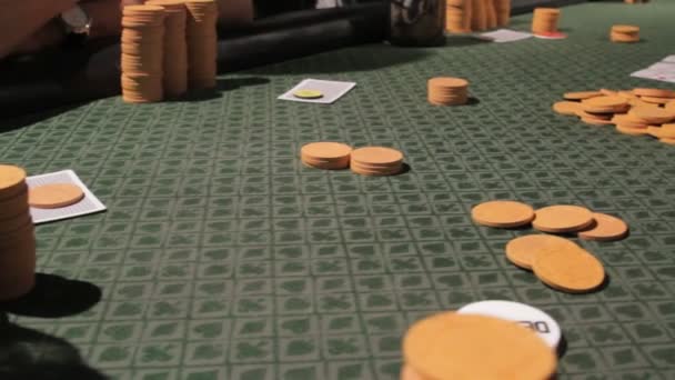  Fichas de poker em uma mesa de jogo
 - Filmagem, Vídeo