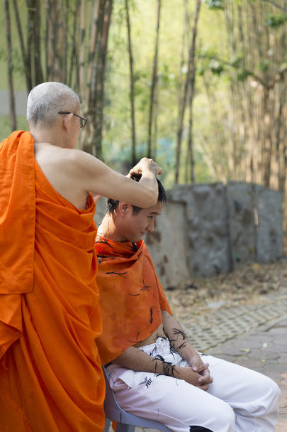 monk shave man's hair before buddhist monk ordination ceremony - Foto, Imagem