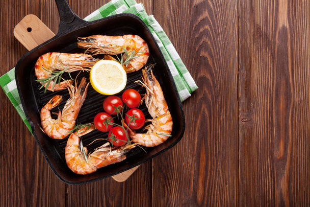 Grilled shrimps on frying pan - Foto, Imagem