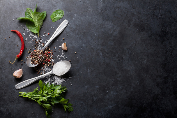 Pepper and salt spices, mint and parsley  - Foto, afbeelding