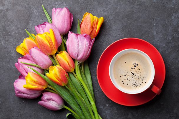 Fiori di tulipano colorati freschi e caffè
 - Foto, immagini