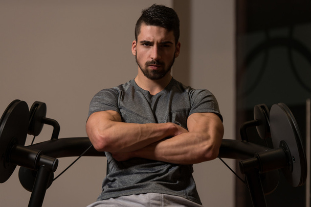 Portret młodego mężczyzny lekkoatletycznego mięśni pozowanie siedząc A - Zdjęcie, obraz