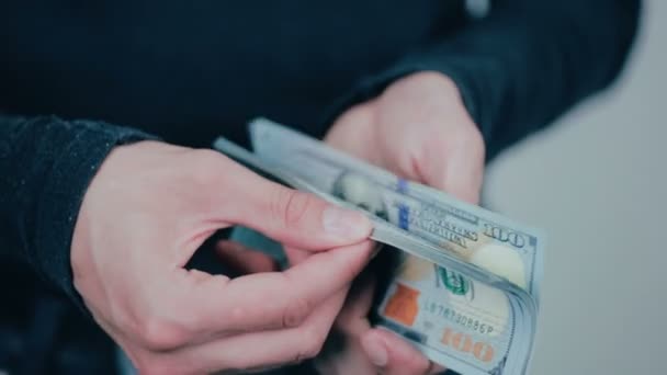 Adósság collector kapott pénzt az az adós. - Felvétel, videó
