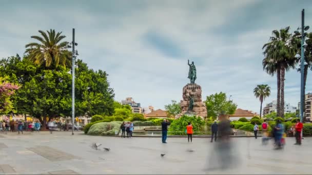 タイムラプス:スペインのバレアレス諸島、パルマ・デ・マヨルカのジャウメ三世の記念碑を持つエスパーナ広場. - 映像、動画