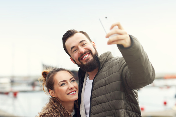 Νεαρό ζευγάρι βγάζει selfie - Φωτογραφία, εικόνα