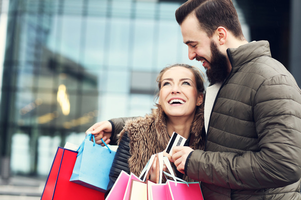 Shopping en couple avec carte de crédit
 - Photo, image