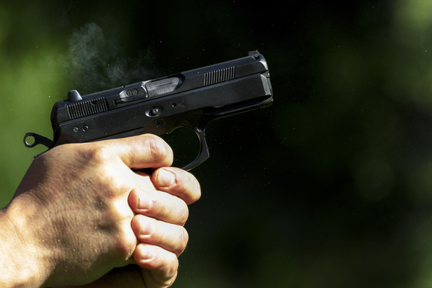 Man practicing shooting with a gun - Foto, Imagem