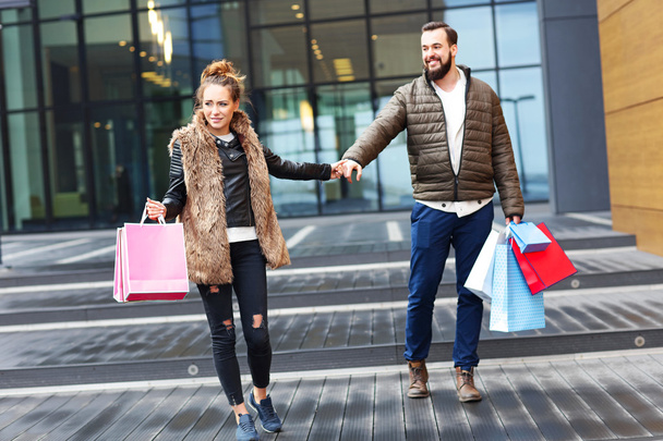 junges Paar beim Einkaufen in der Stadt - Foto, Bild