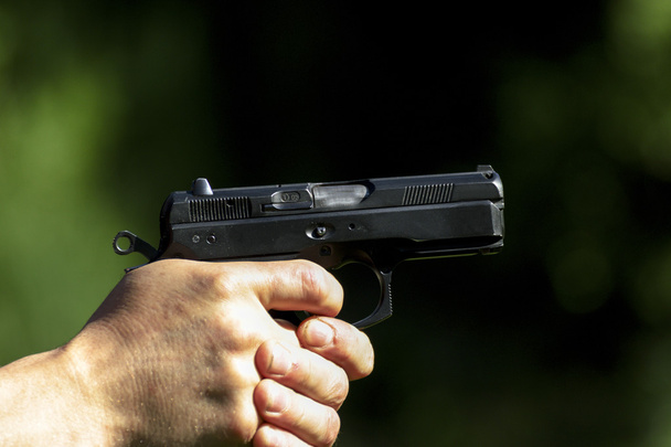 Man practicing shooting with a gun - Φωτογραφία, εικόνα