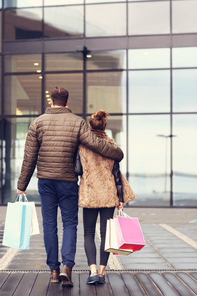 jeune couple faisant du shopping dans la ville - Photo, image