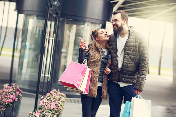giovani coppie shopping in città - Foto, immagini