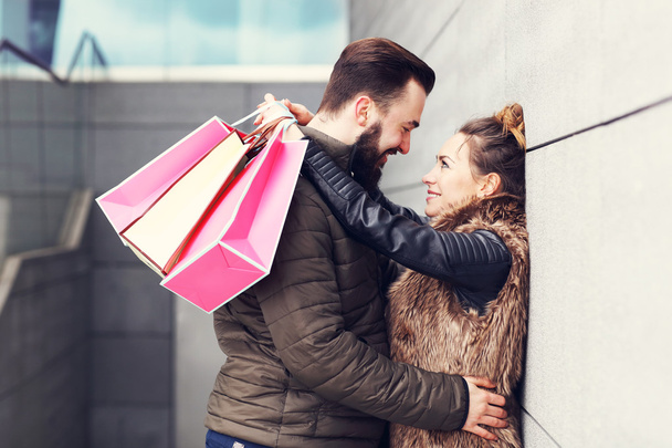 Felice coppia shopping e abbracci
 - Foto, immagini