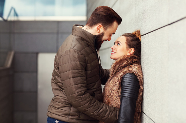junges Paar umarmt sich draußen - Foto, Bild