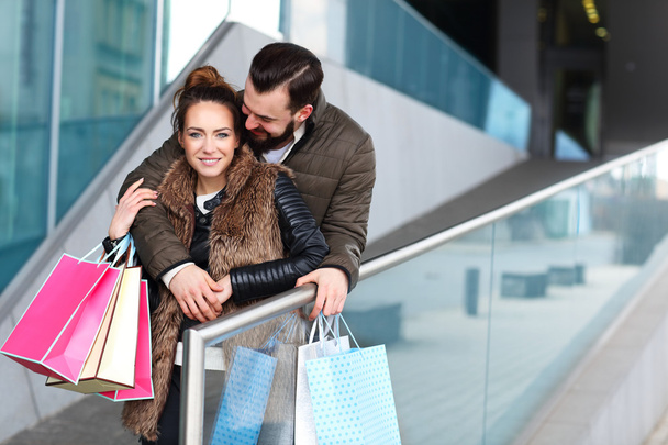 Feliz pareja de compras y abrazos
 - Foto, Imagen