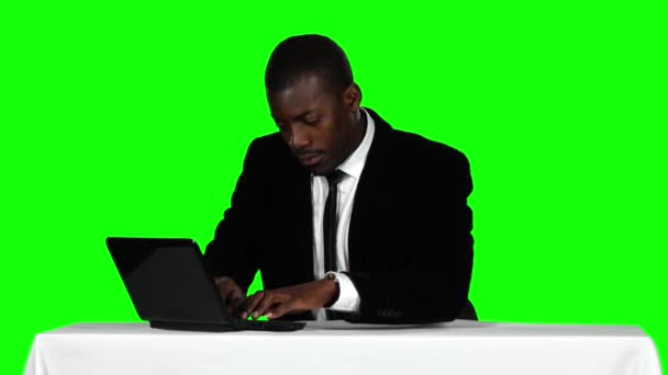 Businessman sitting at a desk and using laptop. Office work. Green screen - Imágenes, Vídeo