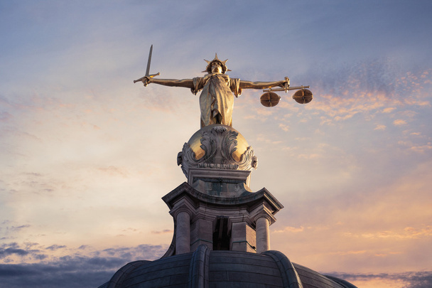 Rechtvaardigheid op de Old Bailey, Londen met een zonsondergang achtergrond - Foto, afbeelding