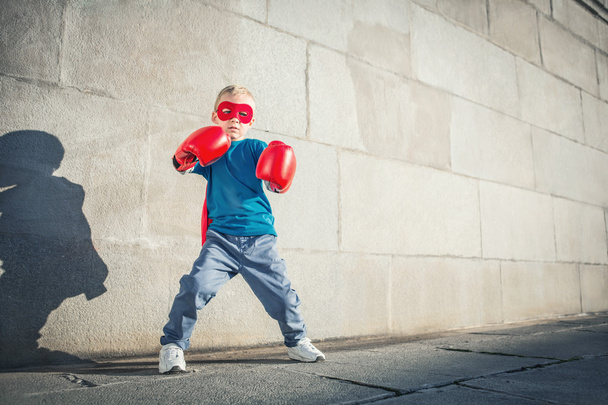 Kleiner Junge mit Boxhandschuhen - Foto, Bild