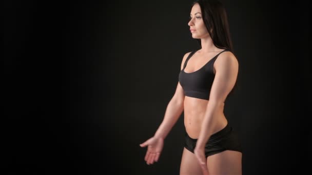 Mulher fitness levanta as mãos na frente dela
 - Filmagem, Vídeo