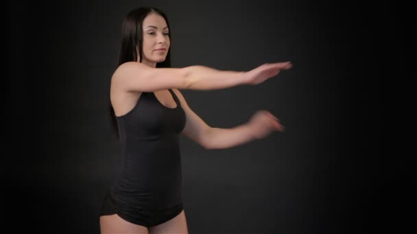 フィットネス女性が彼女の体を傾ける - 映像、動画