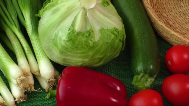 Καλάθι γεμάτο υγιεινά τρόφιμα σε πράσινο φόντο - Πλάνα, βίντεο