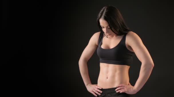 Mulher fitness demonstra sua barriga treinada
 - Filmagem, Vídeo