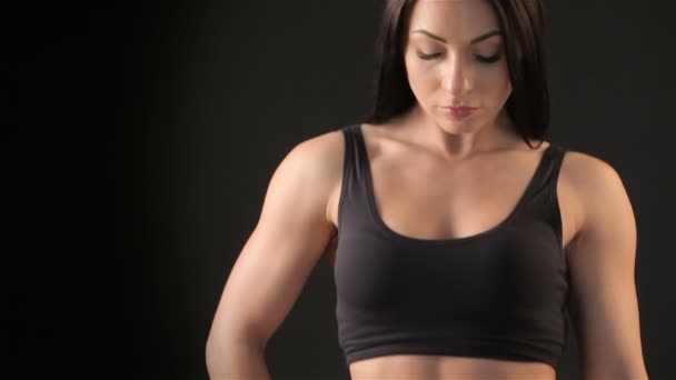 Mulher fitness olha para seu corpo
 - Filmagem, Vídeo