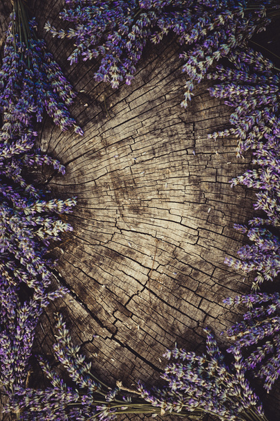 Lavendelblütenstrauß auf Holz - Foto, Bild