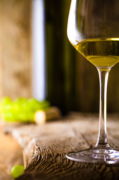 White wine on wood - Фото, зображення