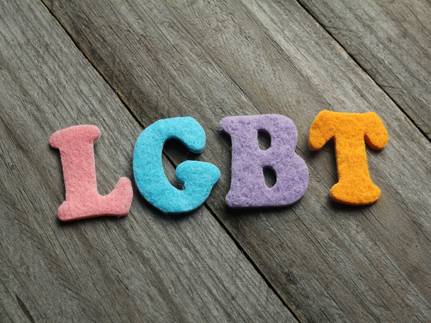 acrónimo LGBT (lesbiana, gay, bisexual, transgénero) sobre fondo de madera
 - Foto, Imagen