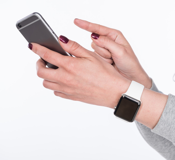 Женская рука с помощью смартфона
 - Фото, изображение