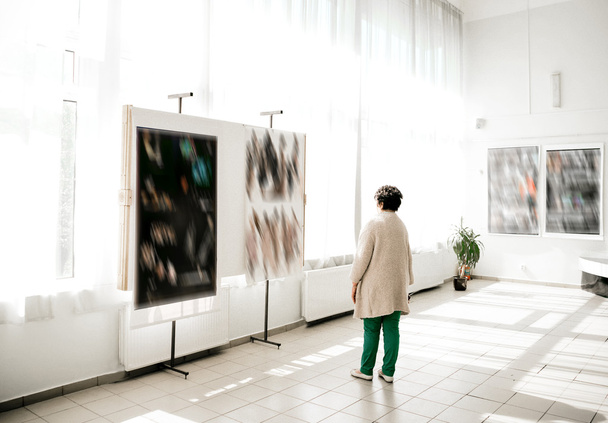 Woman in the modern art center - Foto, Imagem