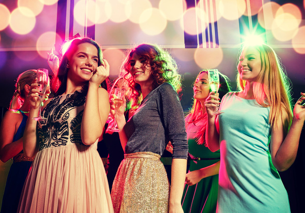 amigos sorridentes com copos de champanhe no clube
 - Foto, Imagem