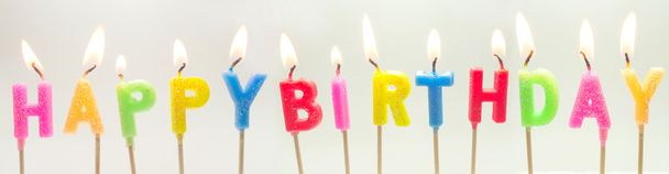 bunte Kerzen in Briefen alles Gute zum Geburtstag - Foto, Bild