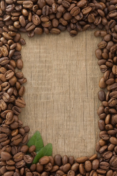 Koffiebonen op houtondergrond - Foto, afbeelding