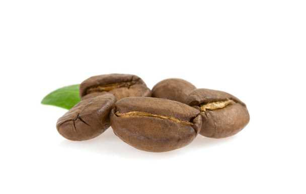 Kávová zrna izolovaná na bílém - Fotografie, Obrázek