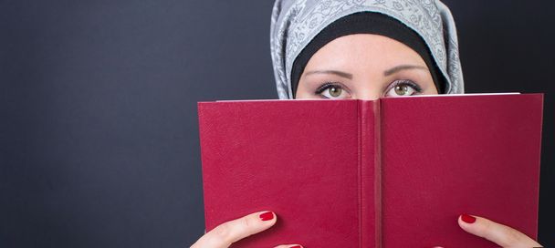 Muszlim nő, aki olyan könyv - Fotó, kép