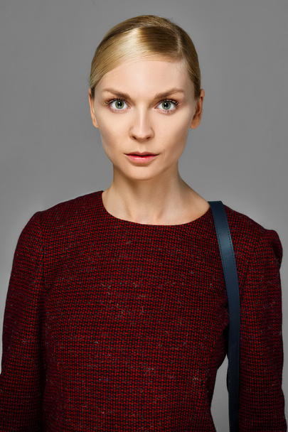 pretty fashion model with natural makup in red woolen dress - Foto, imagen