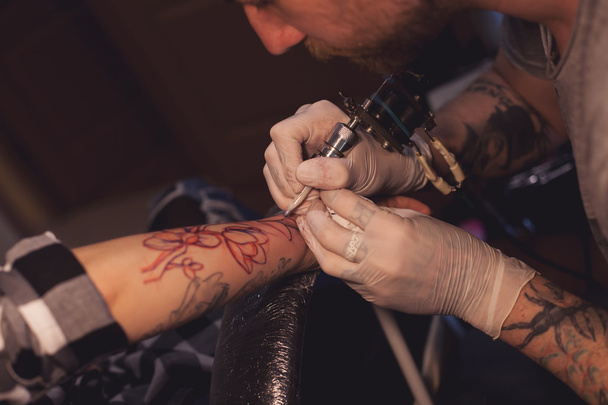 Tatuaje artista obras en salón
 - Foto, Imagen