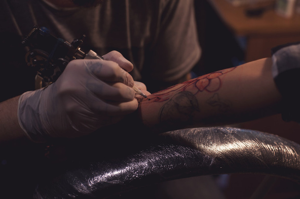 Καλλιτέχνης τατουάζ λειτουργεί στο σαλόνι - Φωτογραφία, εικόνα