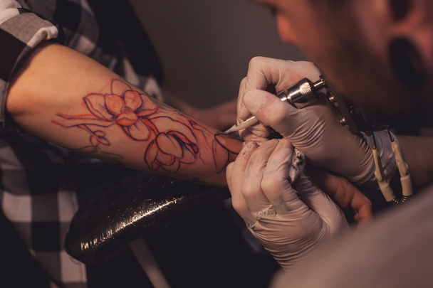 Tetováló művész dolgozik szalon - Fotó, kép