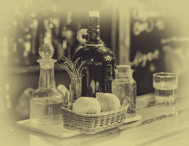 still life, a bar with bottles - Foto, afbeelding
