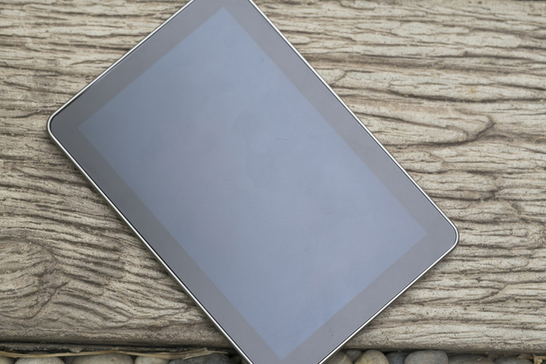 Dijital tablet cihaz ahşap geçit üzerinde - Fotoğraf, Görsel