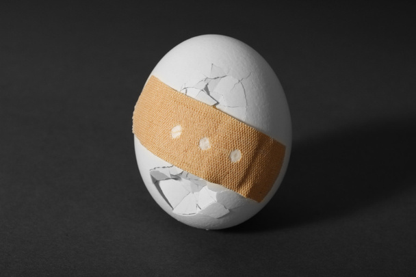 Cracked egg on background - Foto, immagini
