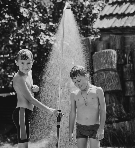 Chlapci pod sprchu v zahradě  - Fotografie, Obrázek