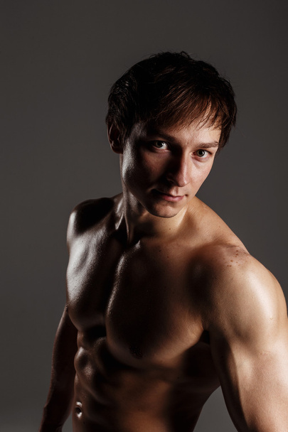 Forte atletico uomo mostrando corpo muscolare e addominali six pack. Showi
 - Foto, immagini