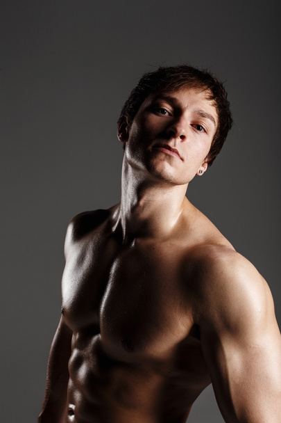 starker athletischer Mann mit muskulösem Körper und Sixpack-Bauch. Schauspiel - Foto, Bild