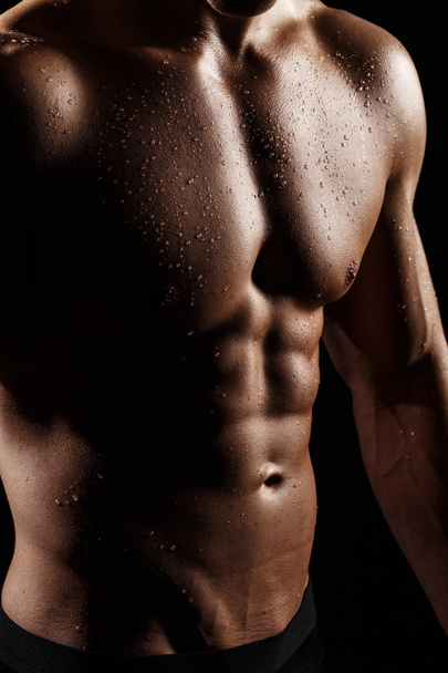 Muscular e ajuste jovem fisiculturista fitness modelo masculino posando ove
 - Foto, Imagem