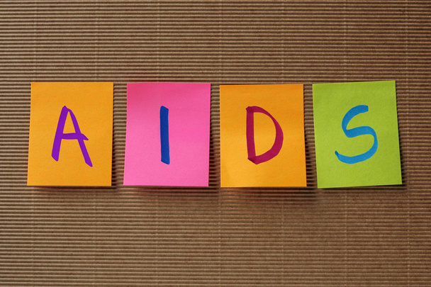 AIDS (σύνδρομο επίκτητης ανοσοποιητικής ανεπάρκειας) αρκτικόλεξο στο πολύχρωμο αυτοκόλλητες σημειώσεις - Φωτογραφία, εικόνα