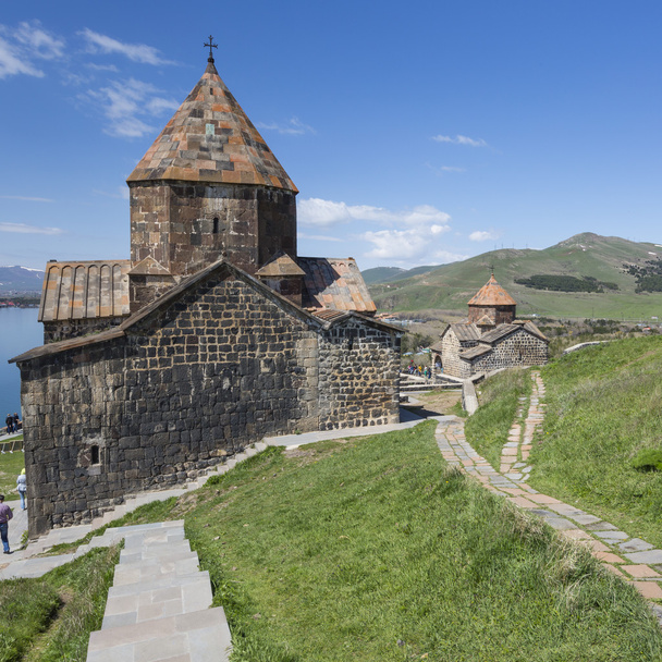 Igreja medieval no lago Sevan, Armênia
 - Foto, Imagem